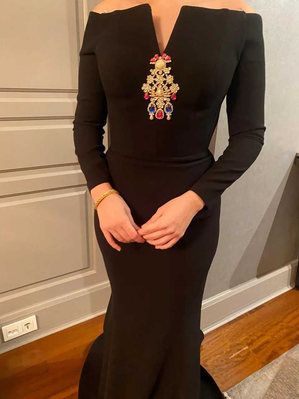 𝐌𝐄𝐋𝐎𝐍𝐈 Stone Accessory Off Shoulder Long Sleeve Fish Cut Crepe Long Evening Dress-T56732