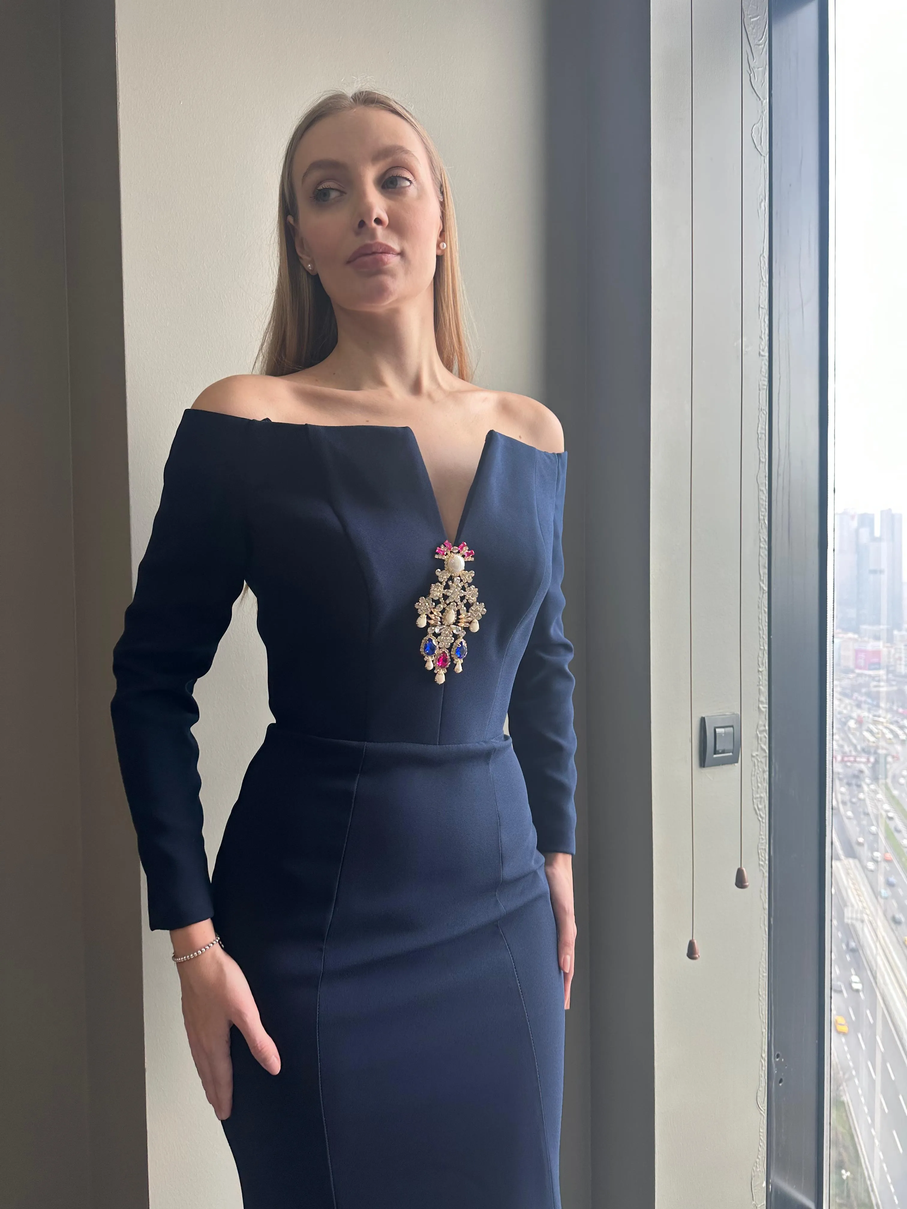 𝐌𝐄𝐋𝐎𝐍𝐈 Stone Accessory Off Shoulder Long Sleeve Fish Cut Crepe Long Evening Dress-T56732