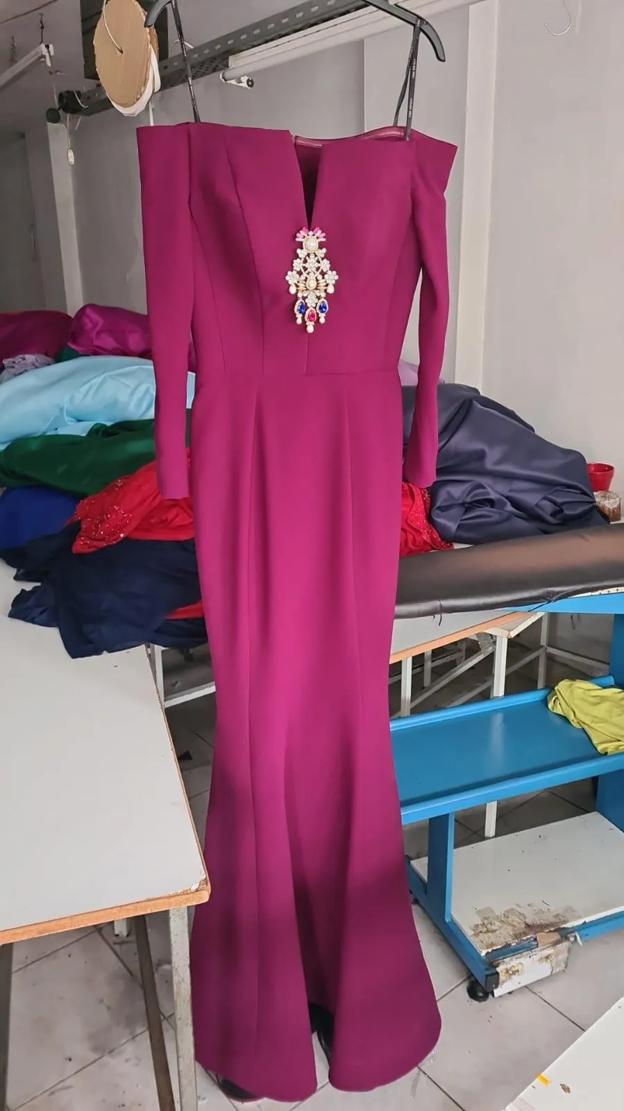 𝐌𝐄𝐋𝐎𝐍𝐈 Stone Accessory Off Shoulder Long Sleeve Fish Cut Crepe Long Evening Dress-T56732
