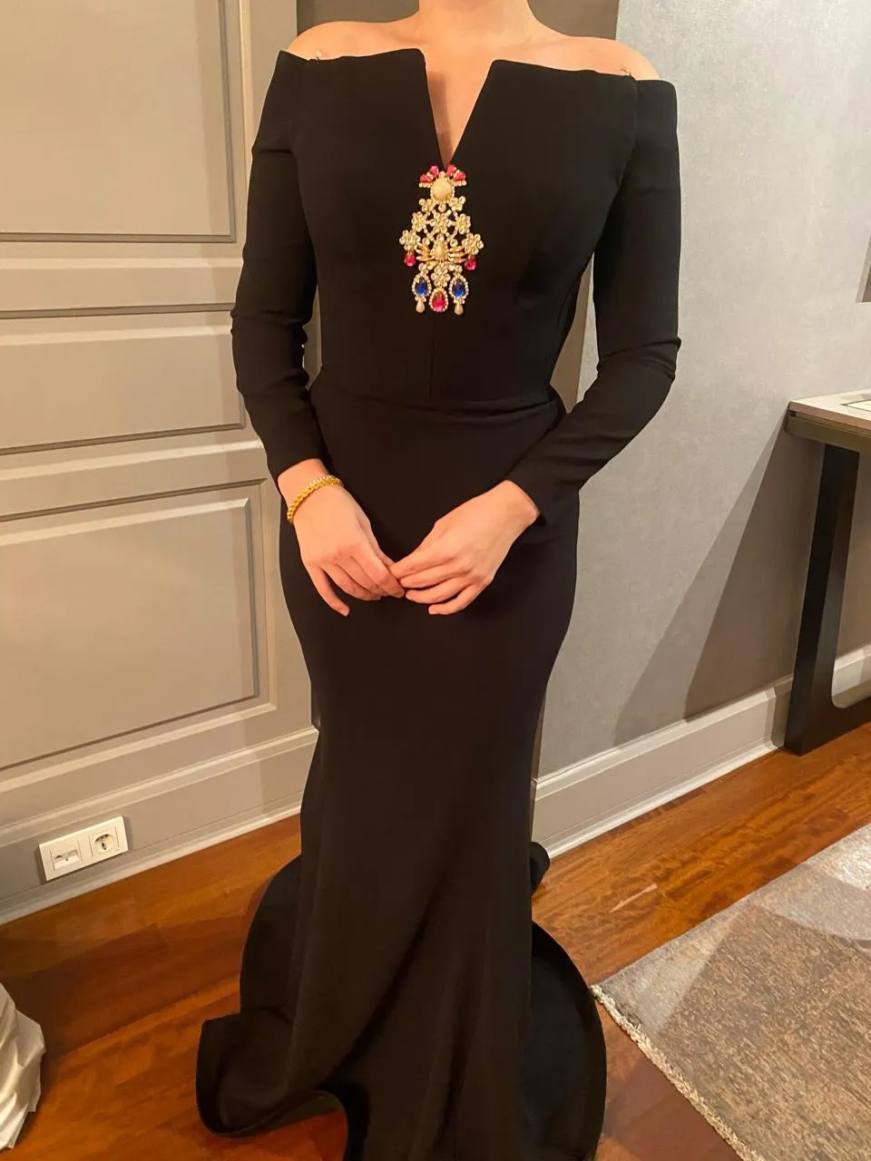 𝐌𝐄𝐋𝐎𝐍𝐈 Stone Accessory Off Shoulder Long Sleeve Fish Cut Crepe Long Evening Dress-T56732